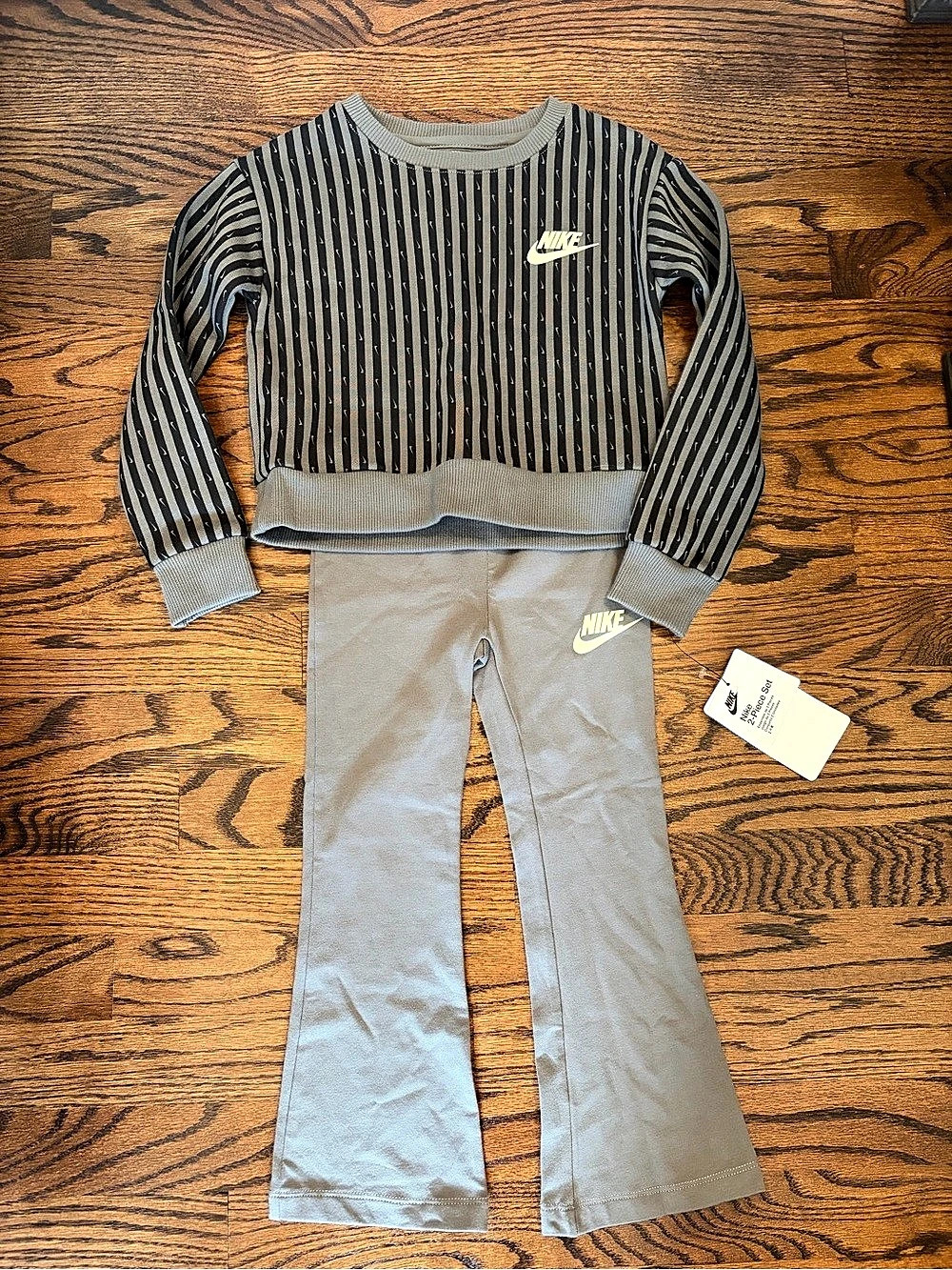 Nike 2-Piece Crewneck Sweatshirt & Flared Leggings Set Gray & Black